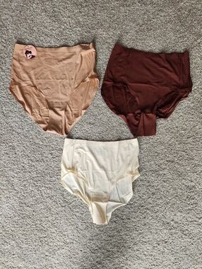 *NWT* Shapermint Essentials Seamless Stretch Mid-Waist Briefs- 3 Pair